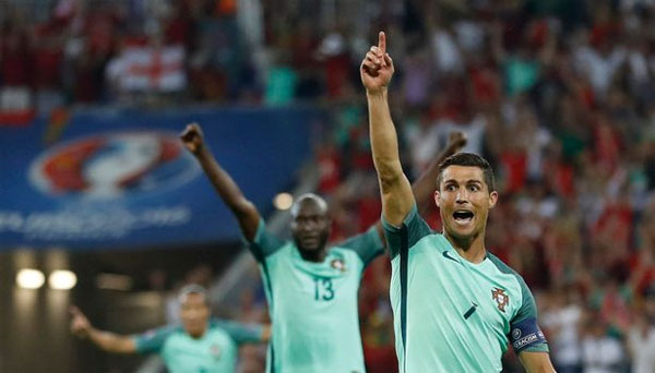Tuyệt chiêu thay áo giúp C. Ronaldo lên đồng - Hình 7