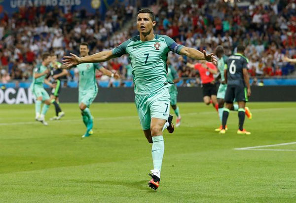 Tuyệt chiêu thay áo giúp C. Ronaldo lên đồng - Hình 8