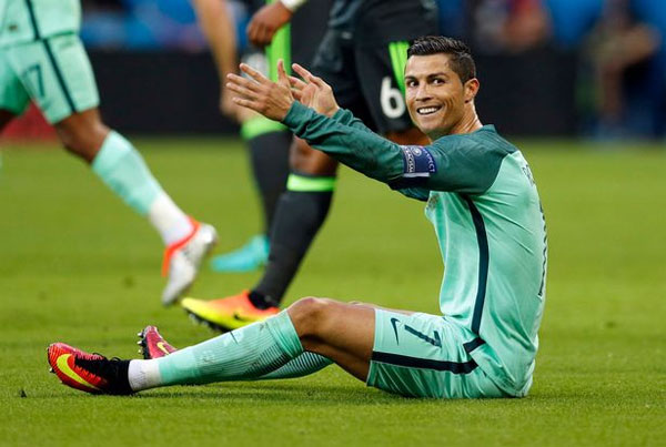 Tuyệt chiêu thay áo giúp C. Ronaldo lên đồng - Hình 1