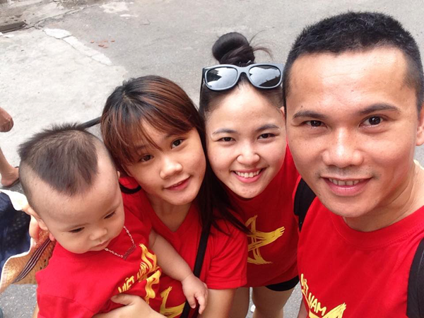 Vợ Tú Dưa: Tôi rất gần gũi với 3 con riêng của chồng - Hình 2