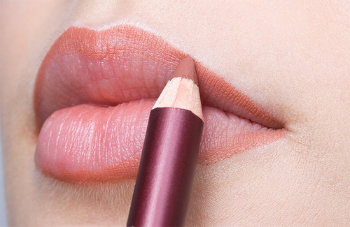 Bí quyết trang điểm cho cô nàng môi dày trở nên quyến rũ - Hình 2