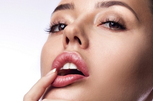 Bí quyết trang điểm cho cô nàng môi dày trở nên quyến rũ - Hình 3