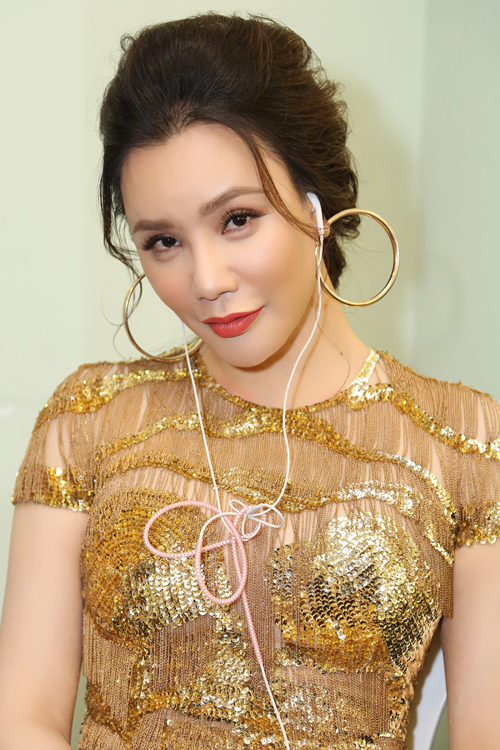 Hồ Quỳnh Hương được chị gái tháp tùng đi diễn - Hình 3