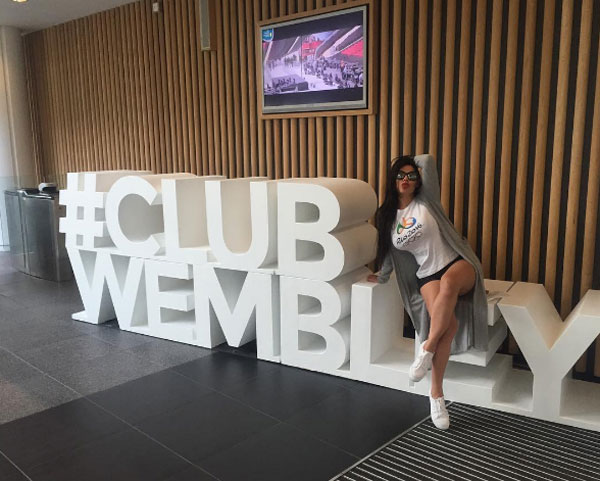 Hoa hậu siêu vòng ba để ngực trần cổ vũ Barca ở Wembley - Hình 2