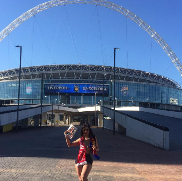 Hoa hậu siêu vòng ba để ngực trần cổ vũ Barca ở Wembley - Hình 1