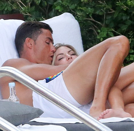 Rảnh rỗi, Ronaldo làm cảnh sát bắt cướp trong thang máy - Hình 6