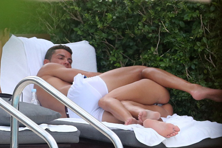 Rảnh rỗi, Ronaldo làm cảnh sát bắt cướp trong thang máy - Hình 4