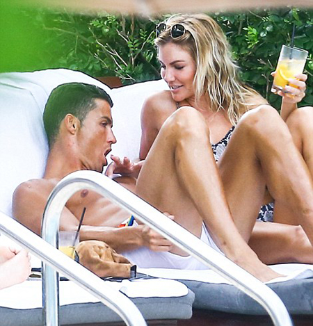 Rảnh rỗi, Ronaldo làm cảnh sát bắt cướp trong thang máy - Hình 5