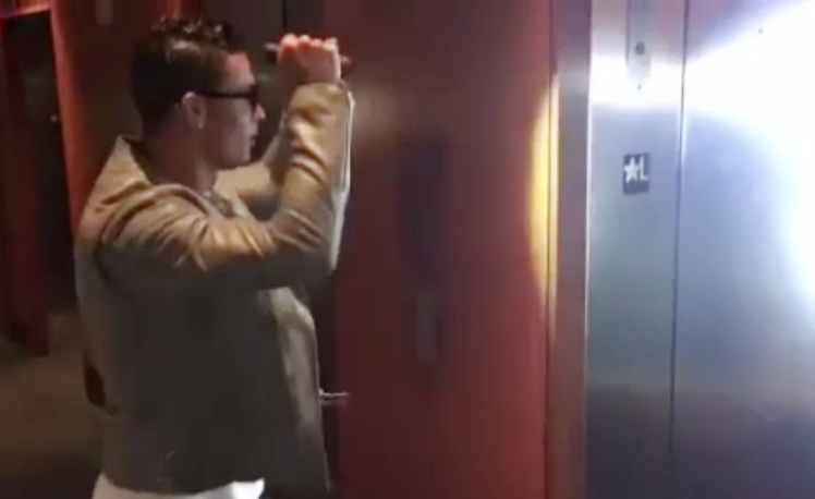 Rảnh rỗi, Ronaldo làm cảnh sát bắt cướp trong thang máy - Hình 1