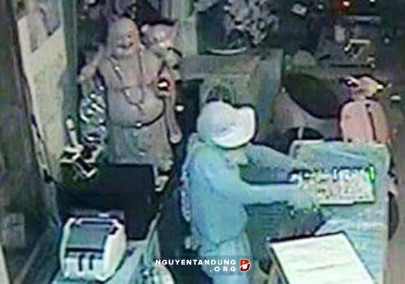 Trinh sát ngâm mình dưới sông bắt &'siêu trộm' tiệm vàng - Hình 1
