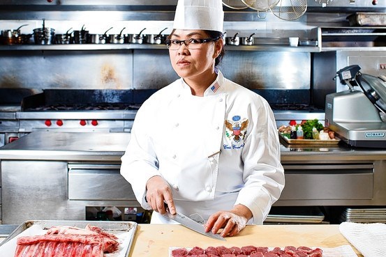 Chân dung đầu bếp lương cao chót vót của lãnh đạo các nước - Hình 2