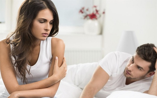 Điếng người vì &'vật thể lạ' rơi trước cửa phòng vệ sinh trong ngày kỷ niệm 4 năm yêu nhau - Hình 2