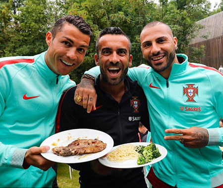 Gặp người đàn ông không thể thiếu trong đời Cristiano Ronaldo - Hình 10