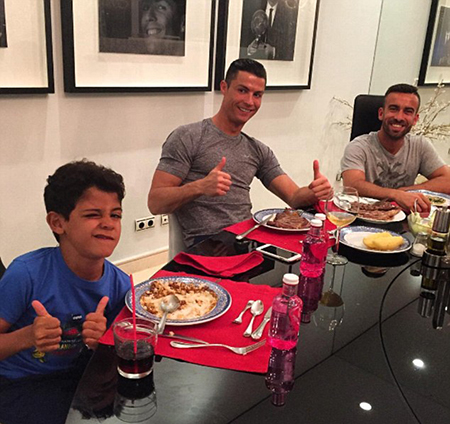 Gặp người đàn ông không thể thiếu trong đời Cristiano Ronaldo - Hình 11