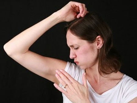 Ham hố ngực nở, quý bà NẶNG MÙI CƠ THỂ vì uống bột cỏ ca ri - Hình 2