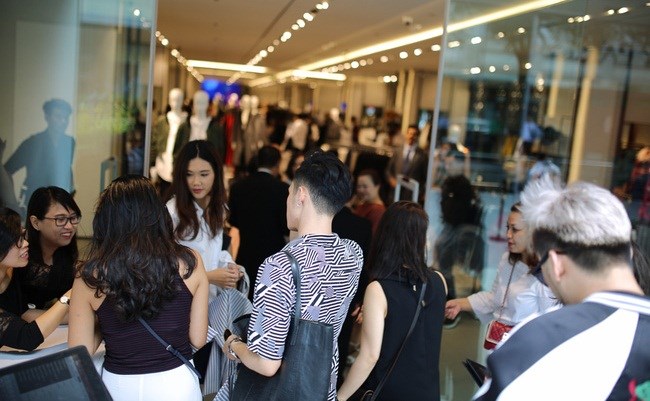 Khách chen chúc mua hàng trong ngày đầu Zara khai trương tại VN - Hình 2