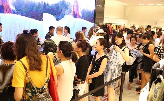 Khách chen chúc mua hàng trong ngày đầu Zara khai trương tại VN - Hình 7