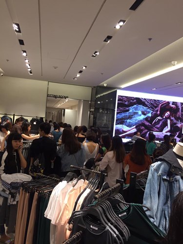 Khách chen chúc mua hàng trong ngày đầu Zara khai trương tại VN - Hình 5