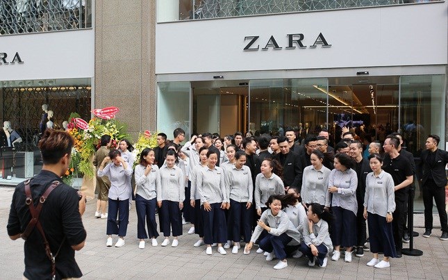 Khách chen chúc mua hàng trong ngày đầu Zara khai trương tại VN - Hình 1