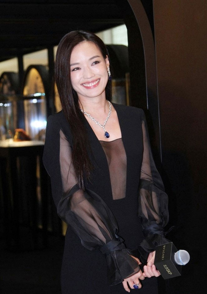Nghệ thuật tôn ngực lép nhờ váy sexy của Thư Kỳ - Hình 4