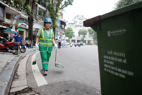 Rác thải phố đi bộ HN: Mỗi công nhân gom 4 tấn rác một đêm - Hình 1