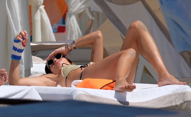 Elisabetta Gregoraci bỏ lại sau lưng năm 2016 với sự cố lộ ngực - Hình 1
