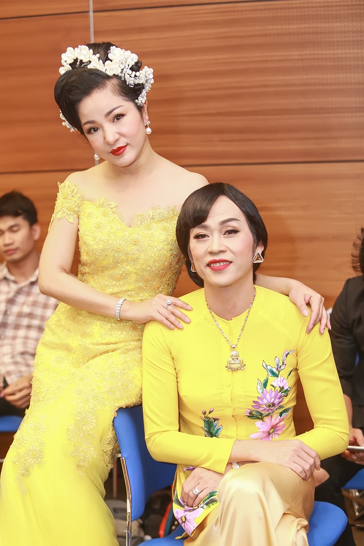 Hoài Linh giả gái đẹp vượt mặt cả Thúy Nga trong Xuân phát tài 7 - Hình 4