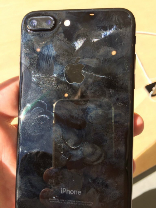 iPhone 7 Jet Black xước chằng chịt sau 3 tháng không dùng ốp - Hình 3