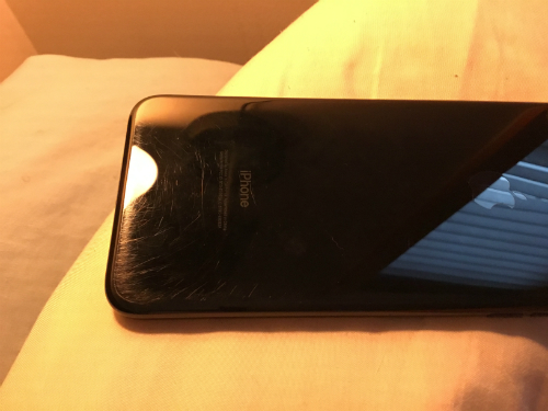 iPhone 7 Jet Black xước chằng chịt sau 3 tháng không dùng ốp - Hình 1