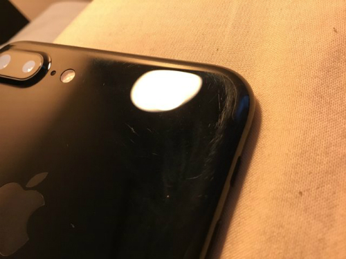 iPhone 7 Jet Black xước chằng chịt sau 3 tháng không dùng ốp - Hình 2