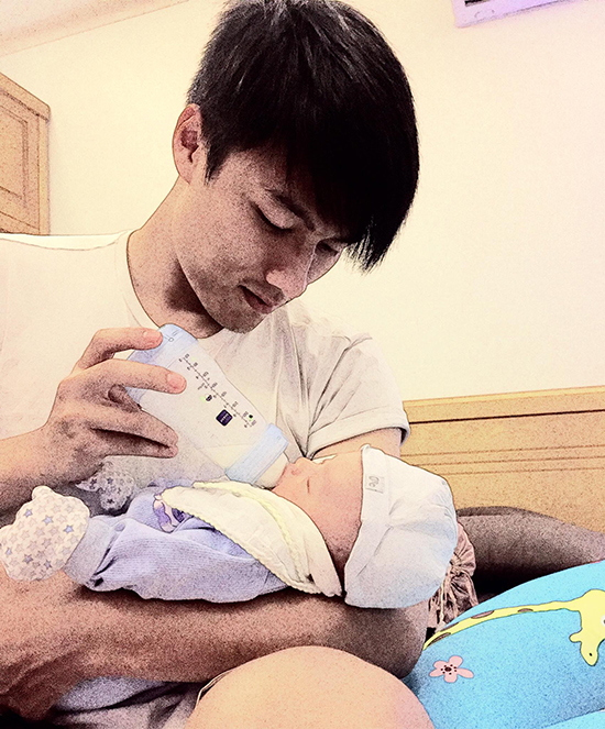Kỳ Hân khoe ảnh Mạc Hồng Quân cho con trai bú bình - Hình 1