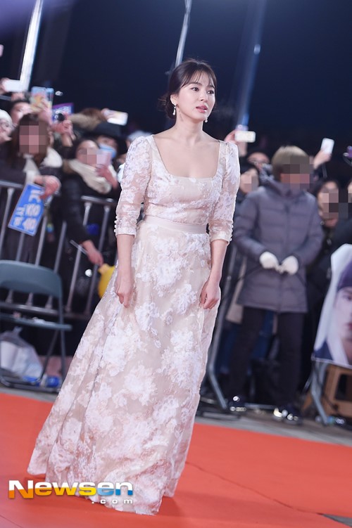 Song Hye Kyo và Song Joong Ki mỗi người một nơi trên thảm đỏ - Hình 1
