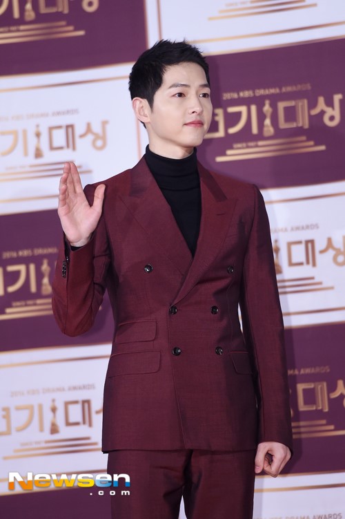 Song Hye Kyo và Song Joong Ki mỗi người một nơi trên thảm đỏ - Hình 3