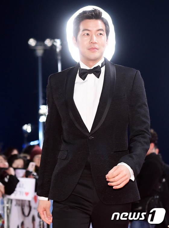 Song Hye Kyo và Song Joong Ki mỗi người một nơi trên thảm đỏ - Hình 13