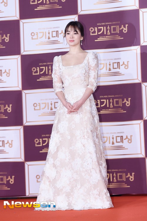 Song Hye Kyo và Song Joong Ki mỗi người một nơi trên thảm đỏ - Hình 2