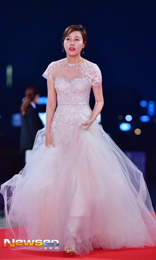 Song Hye Kyo và Song Joong Ki mỗi người một nơi trên thảm đỏ - Hình 5