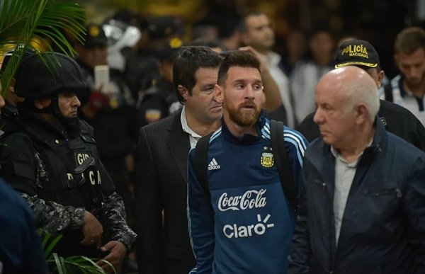 Cảnh sát bao quanh Messi khi Argentina đặt chân đến Ecuador - Hình 1