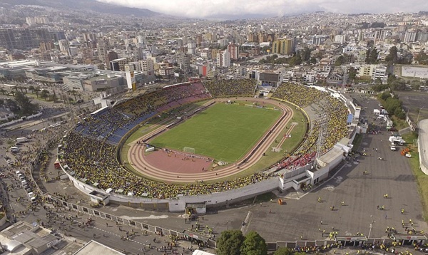Cảnh sát bao quanh Messi khi Argentina đặt chân đến Ecuador - Hình 8