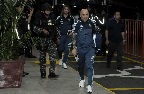 Cảnh sát bao quanh Messi khi Argentina đặt chân đến Ecuador - Hình 7