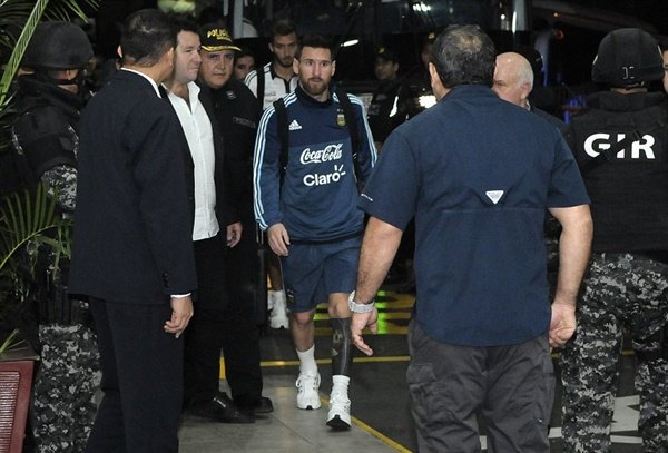 Cảnh sát bao quanh Messi khi Argentina đặt chân đến Ecuador - Hình 3