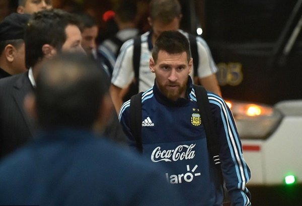 Cảnh sát bao quanh Messi khi Argentina đặt chân đến Ecuador - Hình 2