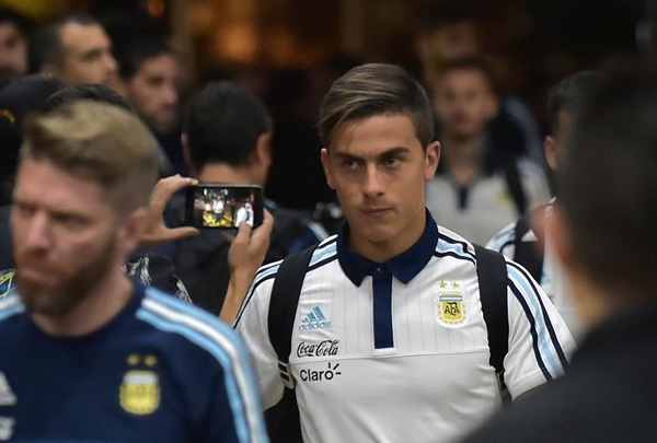 Cảnh sát bao quanh Messi khi Argentina đặt chân đến Ecuador - Hình 6