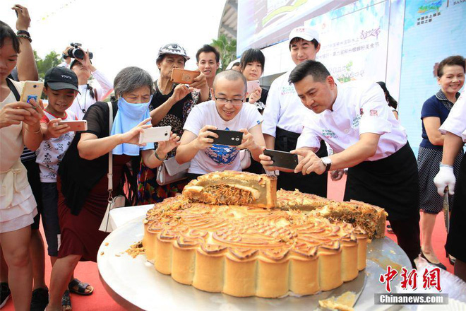 Chiếc bánh Trung thu kỳ lạ trông có vẻ kinh dị mà ai cũng muốn được thử 1 miếng - Hình 2