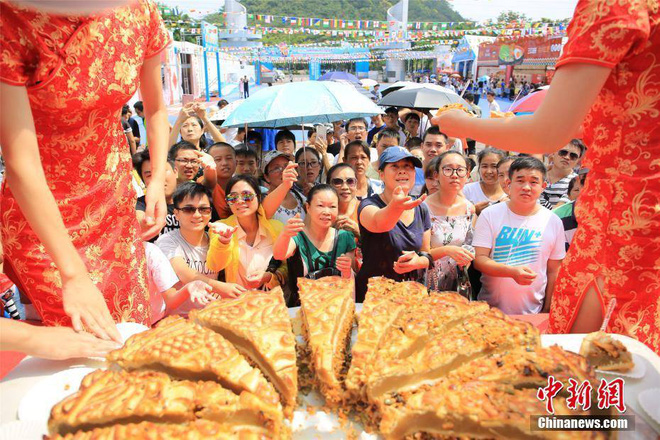 Chiếc bánh Trung thu kỳ lạ trông có vẻ kinh dị mà ai cũng muốn được thử 1 miếng - Hình 4