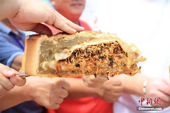Chiếc bánh Trung thu kỳ lạ trông có vẻ kinh dị mà ai cũng muốn được thử 1 miếng - Hình 1