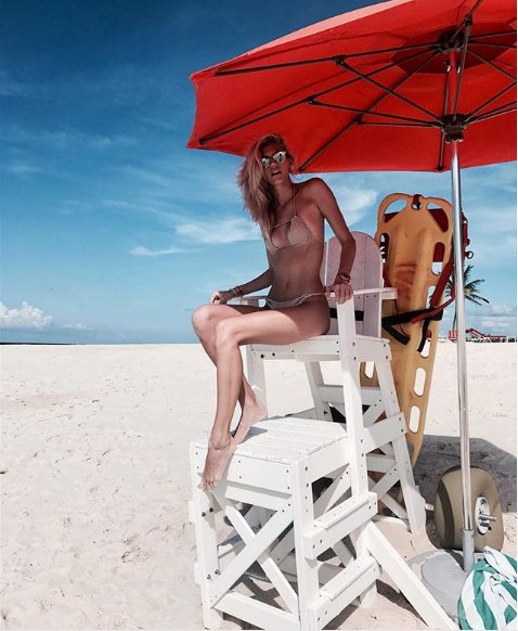 Cô nàng Devon Windsor quên nội y khi xuất hiện tại sự kiện - Hình 3