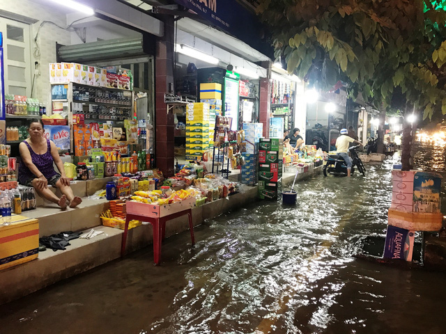 Dân Sài Gòn vật lộn trong biển nước chiều đầu tuần - Hình 12