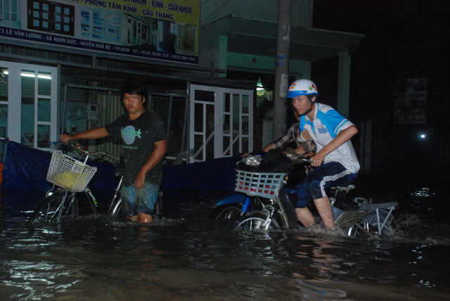 Dân Sài Gòn vật lộn trong biển nước chiều đầu tuần - Hình 4