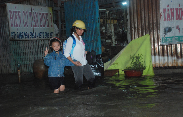 Dân Sài Gòn vật lộn trong biển nước chiều đầu tuần - Hình 9