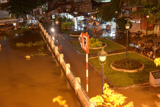 Dân Sài Gòn vật lộn trong biển nước chiều đầu tuần - Hình 14